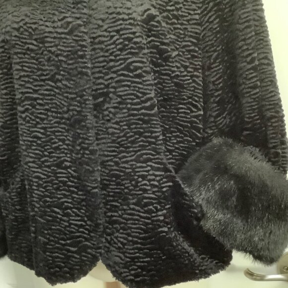 Stunning Larry Levine faux fur Fully lined coat, Size L - Picture 5 of 14